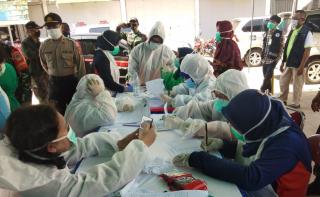 Kapolres Karawang Bersama Gugus Tugas Covid 19 Lakukan Pemeriksaan Test Swab